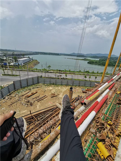 管城作业中发生设备损坏或人员意外，责任怎么划分？